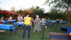 Fericire la un camin de batrani