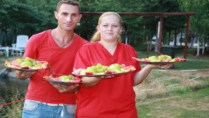Legume si fructe la un camin de batrani