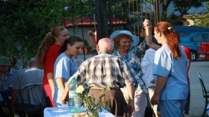 Mancare si muzica in aer liber